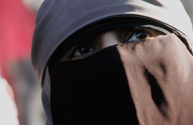 Mulher muçulmana usa véu em Paris (Foto: Getty Images)