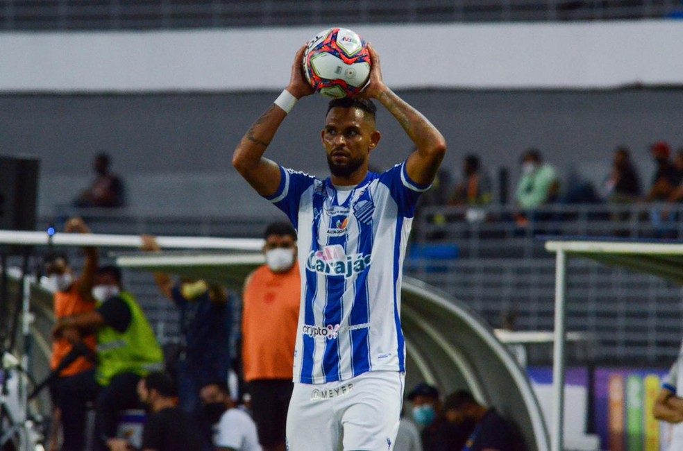 Vitor Costa diz que título do Alagoano foi importante para a sequência da temporada — Foto: Augusto Oliveira/CSA