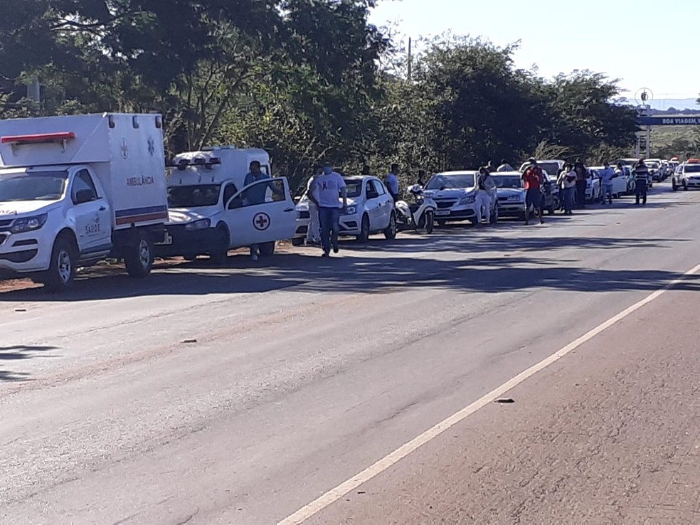 Amigos fizeram uma carreata na entrada da cidade para se despedirem da técnica de enfermagem — Foto: Arquivo pessoal