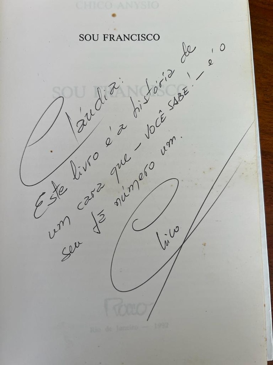 O acervo conta com o livro 'Sou Francisco', que possui dedicatória de Chico Anysio