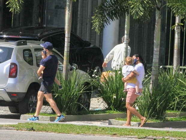 Thales Bretas passeia com os filhos em Ipanema (Foto: Daniel Delmiro/AgNews)