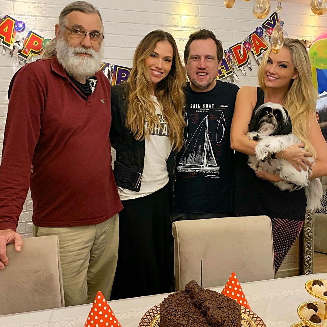 Iza Rocche (centro) com o pai, Celso, o irmão, George, e a irmã, Ellen Rocche (Foto: Reprodução/Instagram)
