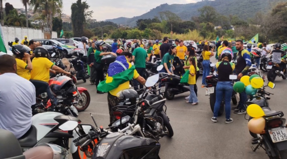 Manifestantes se reúnem para ato a favor de Bolsonaro em Poços de Caldas (MG) — Foto: Marcos Correa 