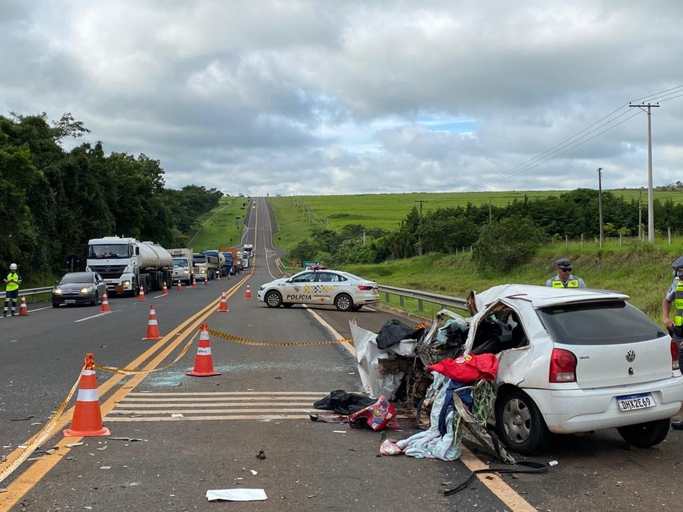 Acidente entre caminhão e carro em São Carlos mata 4 pessoas na SP-318 — Foto: Maurício Andrade/EPTV