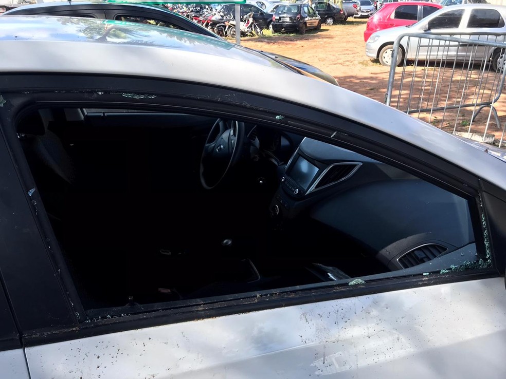 Homem quebra vidro de carro de desconhecido, entra no ve&iacute;culo e dorme no banco do motorista em Natal &mdash; Foto: Kleber Teixeira/Inter TV Cabugi