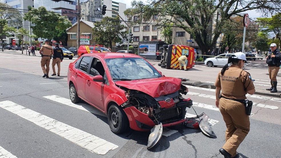Acidente entre ambulância e carro afetou trânsito em Curitiba. — Foto: Denilson Beltrame/RPC