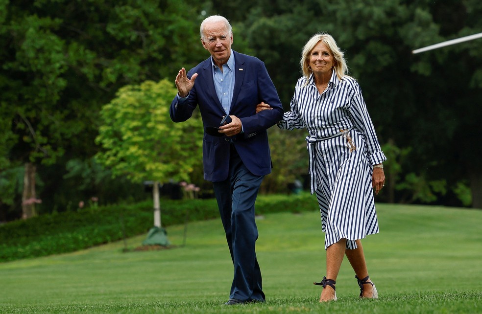 Presidente dos EUA, Joe Biden, e primeira-dama, Jill Biden, chegam à Casa Branca em 8 de agosto de 2022 — Foto: REUTERS/Evelyn Hockstein