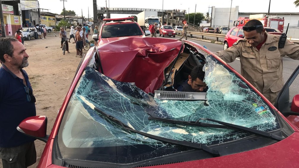 Homem caiu de passarela e impacto da queda perfurou o carro de uma mulher que passava na BR-230, em joão Pessoa (Foto: Walter Paparazzo/G1)