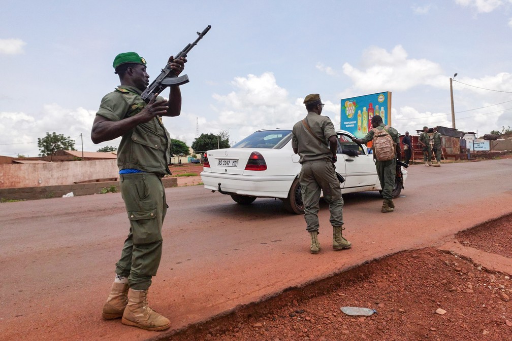 Soldados do Mali fazem blitz perto de guarnição amotinada em Kati nesta terça-feira (18) — Foto: Mohamed Salaha/AP Photo