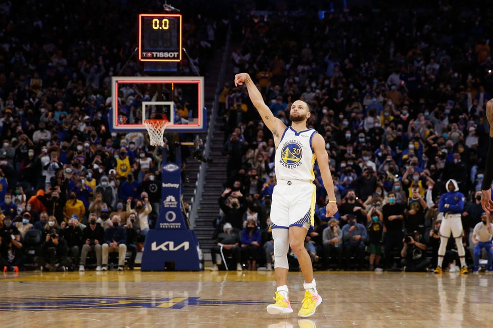 De olho no cronômetro! Curry faz cesta no último lance e decide para os Warriors contra os Rockets — Foto: Getty Images