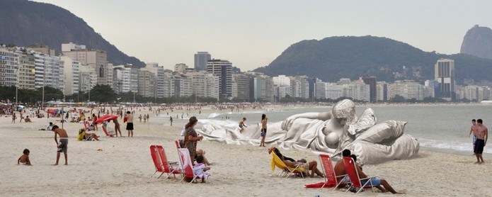 Projeto da Madonna de Michelangelo impressa em 3D na praia de Copacabana (Foto: Divulga??o/Plastic Madonna)