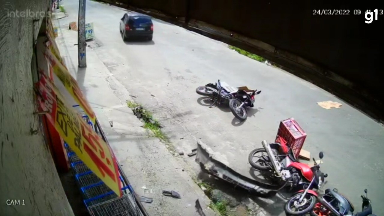 VÍDEO: Motorista invade calçada e atinge motocicletas no sul da BA 