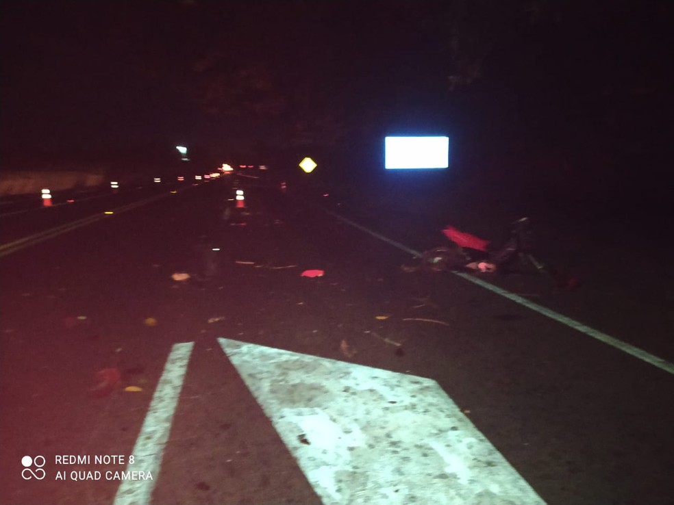 Colisão do tipo lateral também deixou uma jovem de 24 anos gravemente ferida — Foto: Polícia Rodoviária 