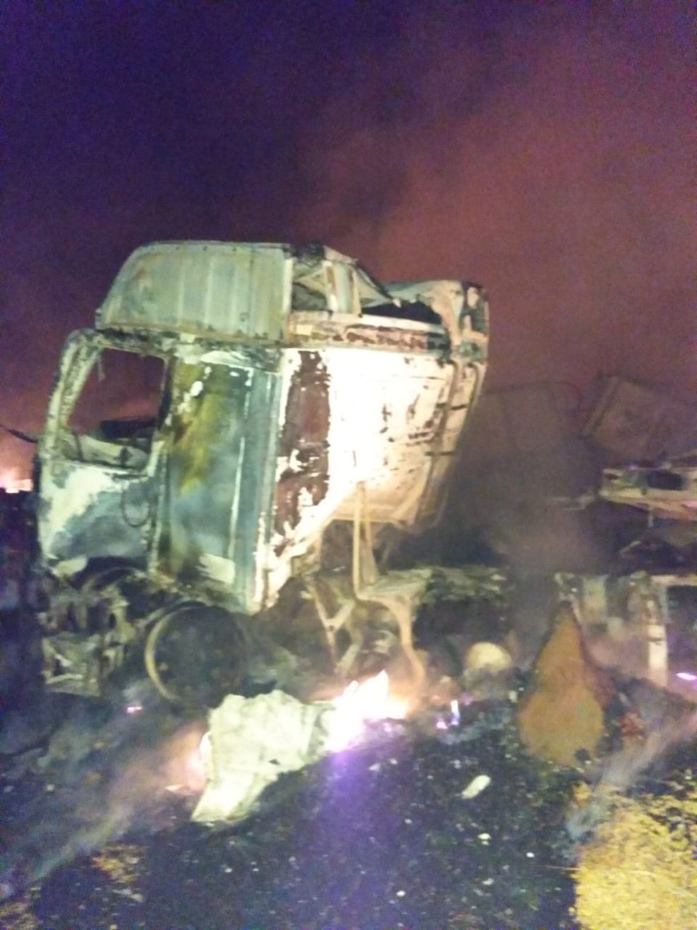 Cabine destruída pelo fogo — Foto: Polícia Civil/Divulgação