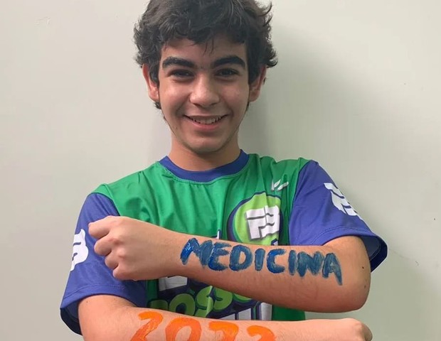 Caio tem 13 anos e estuda cerca de 10 horas por dia (Foto: Fabiano de Abreu/MF Press Global  )
