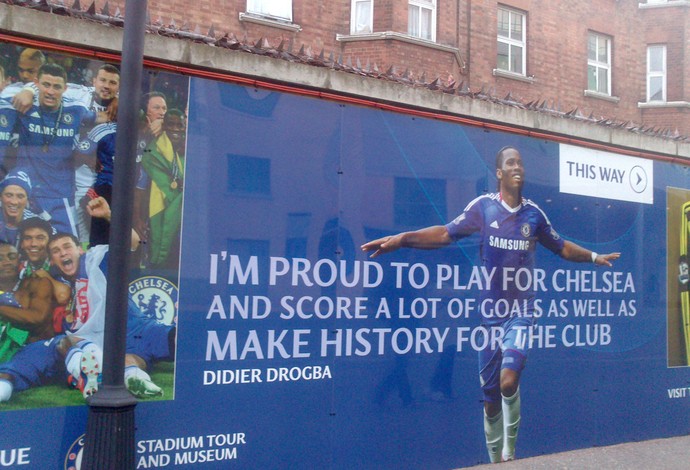  Cartaz do Chelsea com a foto de Drogba (Foto: Felipe Schmidt)