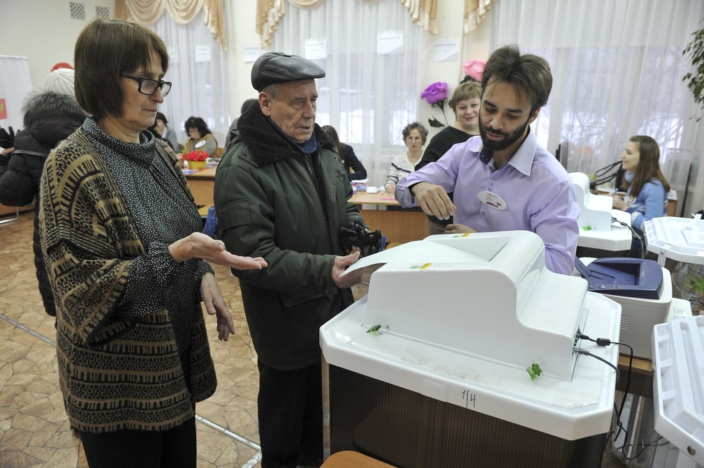 Russos votam em eleições presidenciais na Rússia (Foto: AP Photo/Vladimir Zhabrikov)
