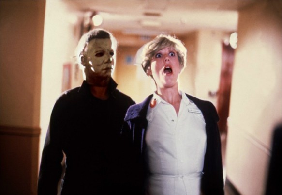 Assassino Michael Myers e uma vítima, a enfermeira, em cena de Halloween 2 (Foto: Reprodução)