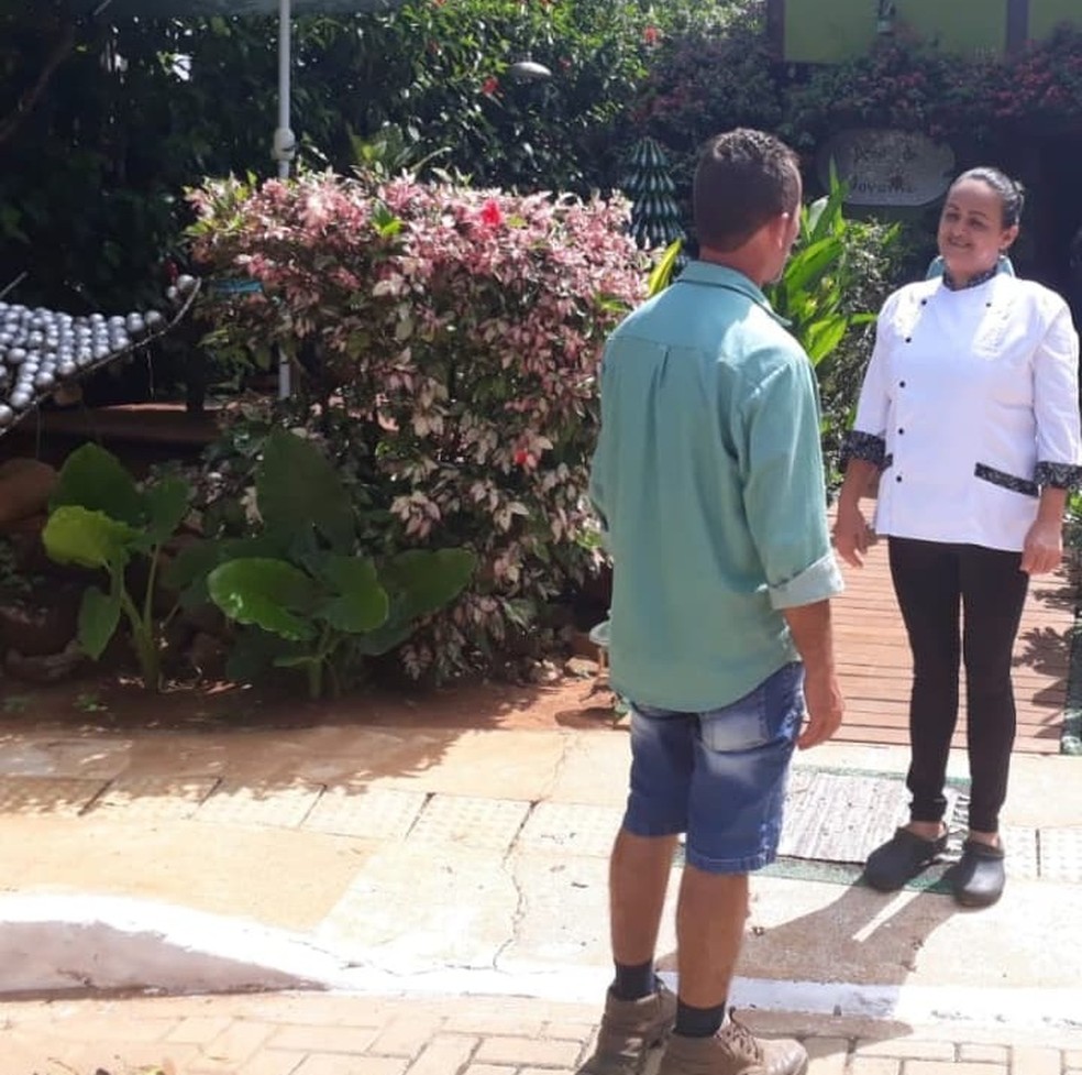 O mutirão serviu divulgar decreto que proibe os descartáveis  — Foto: Universo/Divulgação