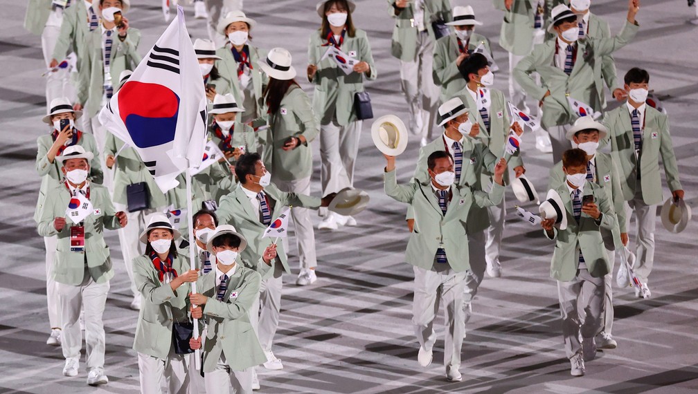 Yeon Koung Kim e Sunwoo Hwang levam a bandeira da Coreia do Sul durante a cerimônia de abertura dos Jogos Olímpicos de Tóquio, no Japão — Foto: Mike Blake/Reuters
