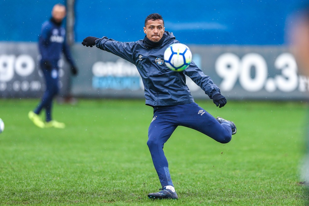 Cícero asumiu posição de Arthur, mas é contestado (Foto: Lucas Uebel / Grêmio F.B.P.A.)