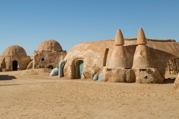 Tozeur, Tunisia - MAY 17, 2017: Houses from planet Tatouine, movie set for Star Wars movie. One of the two Mos Espa sets from The Phantom Menace, which were constructed under Taieb Jallouliâ€™s supervision in around 1998. (Anna Chaplygina/ Getty) (Foto: Getty Images)