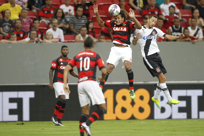 Willian Arão e Nenê disputam bola pelo alto (Foto: Gilvan de Souza/Fla Imagem) Willian Arão e Nenê disputam bola pelo alto (Foto: Gilvan de Souza/Fla Imagem)