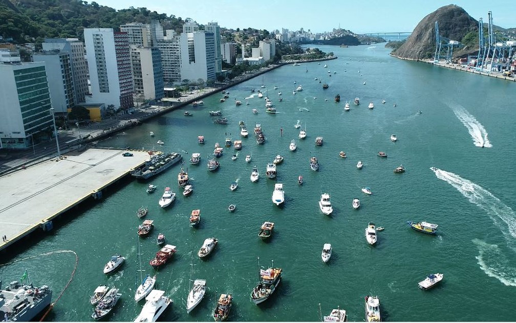 Tradicional procissão marítima de São Pedro voltou a ser realizada em Vitória— Foto: Bernardo Bracony/TV Gazeta