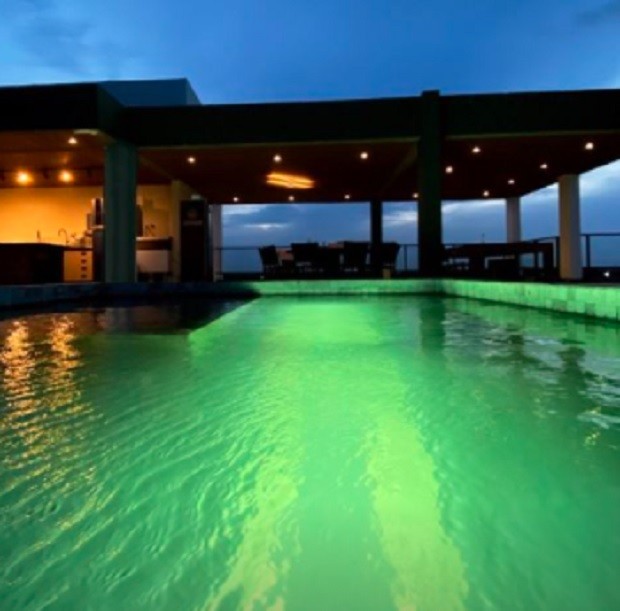 Imóvel tem rooftop com piscina  (Foto: Reprodução/Instagram)