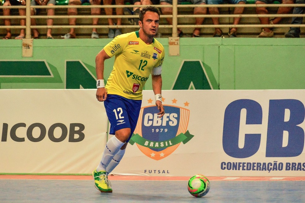 Resultado de imagem para jogando futsal