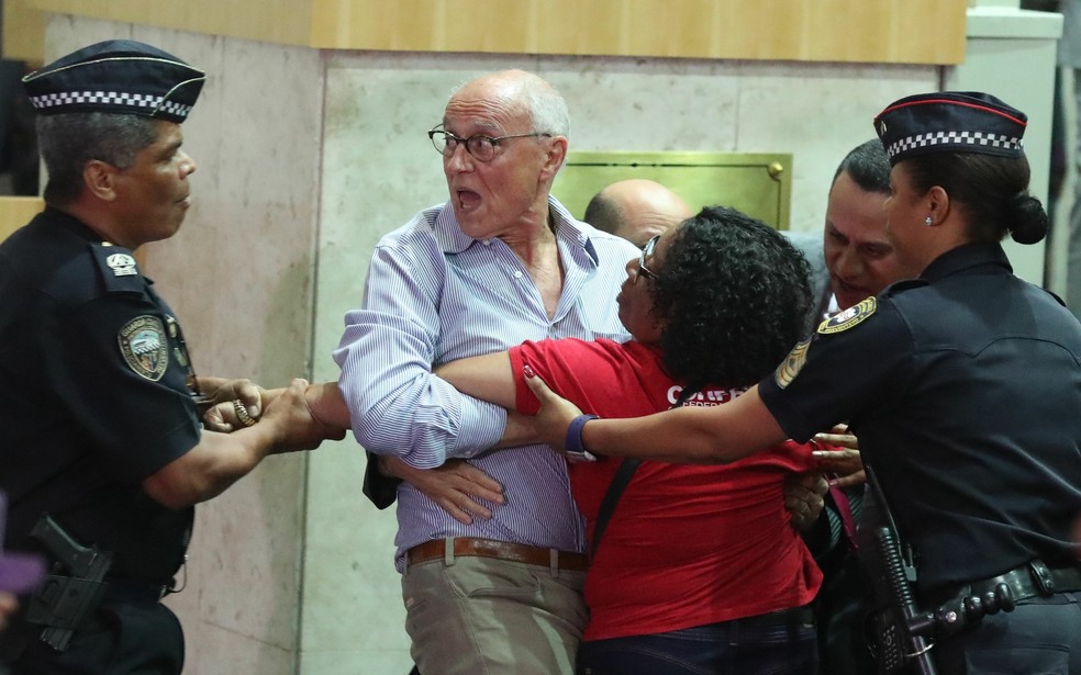 Confusão entre o vereador Eduardo Suplicy (PT), manifestantes e policiais na Câmara de SP — Foto: Alex Silva/Estadão Conteúdo