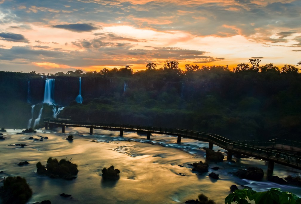 Passarela do Parque Nacional do Iguaçu vazia após fechamento da unidade para visitantes — Foto: Lucas Demetrio/ Cataratas S.A