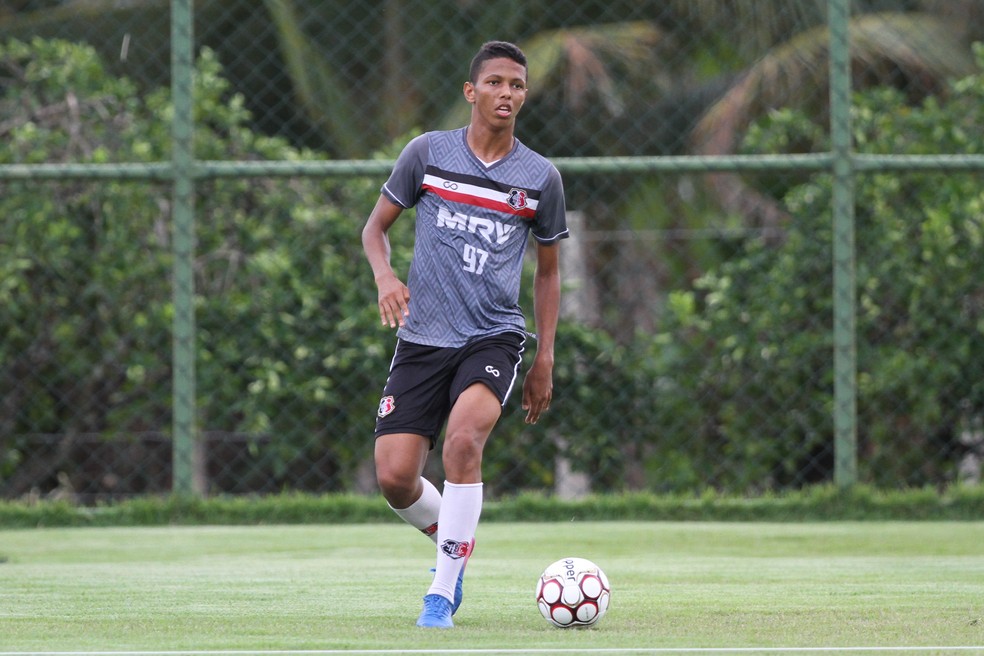 Zagueiro, Júnior foi considerado muito promissor por Júnior Rocha e deve ter chances no Santa Cruz (Foto: Marlon Costa/Pernambuco Press)