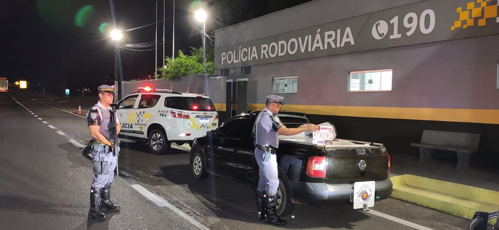 Cigarros contrabandeados foram apreendidos em fiscalização em Narandiba — Foto: Polícia Rodoviária 