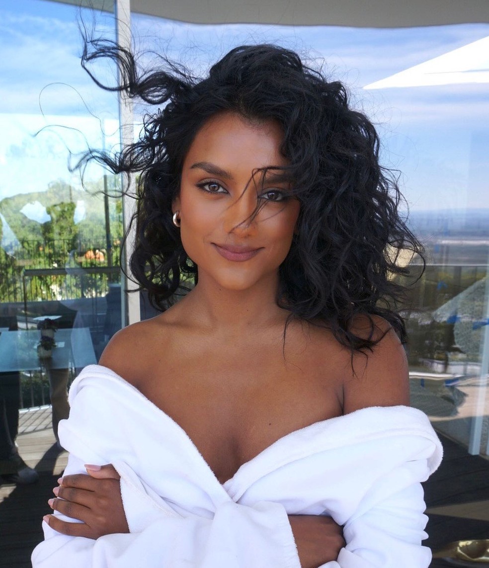 Simone Ashley — Foto: Reprodução/Instagram