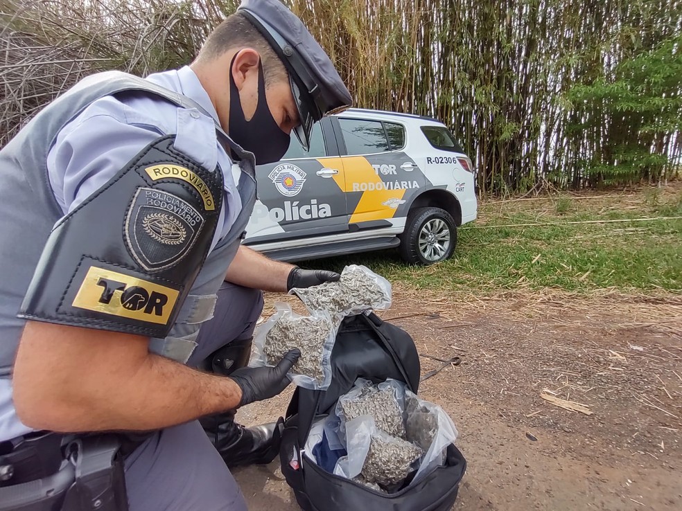 Suspeito foi preso em flagrante por transportar 8 pacotes de skank em Santa Cruz do Rio Pardo — Foto: Polícia Militar Rodoviária /Divulgação