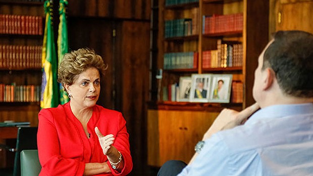 A presidente afastada Dilma Rousseff conversa com o jornalista Roberto Cabrini: golpe, sim (Foto: Divulgação)