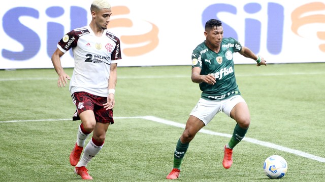 Rony tenta a jogada em Palmeiras x Flamengo