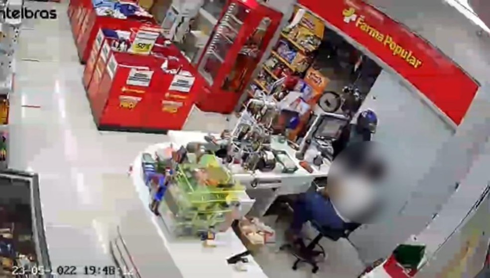 Ação foi filmada por câmera de segurança do estabelecimento — Foto: Reprodução