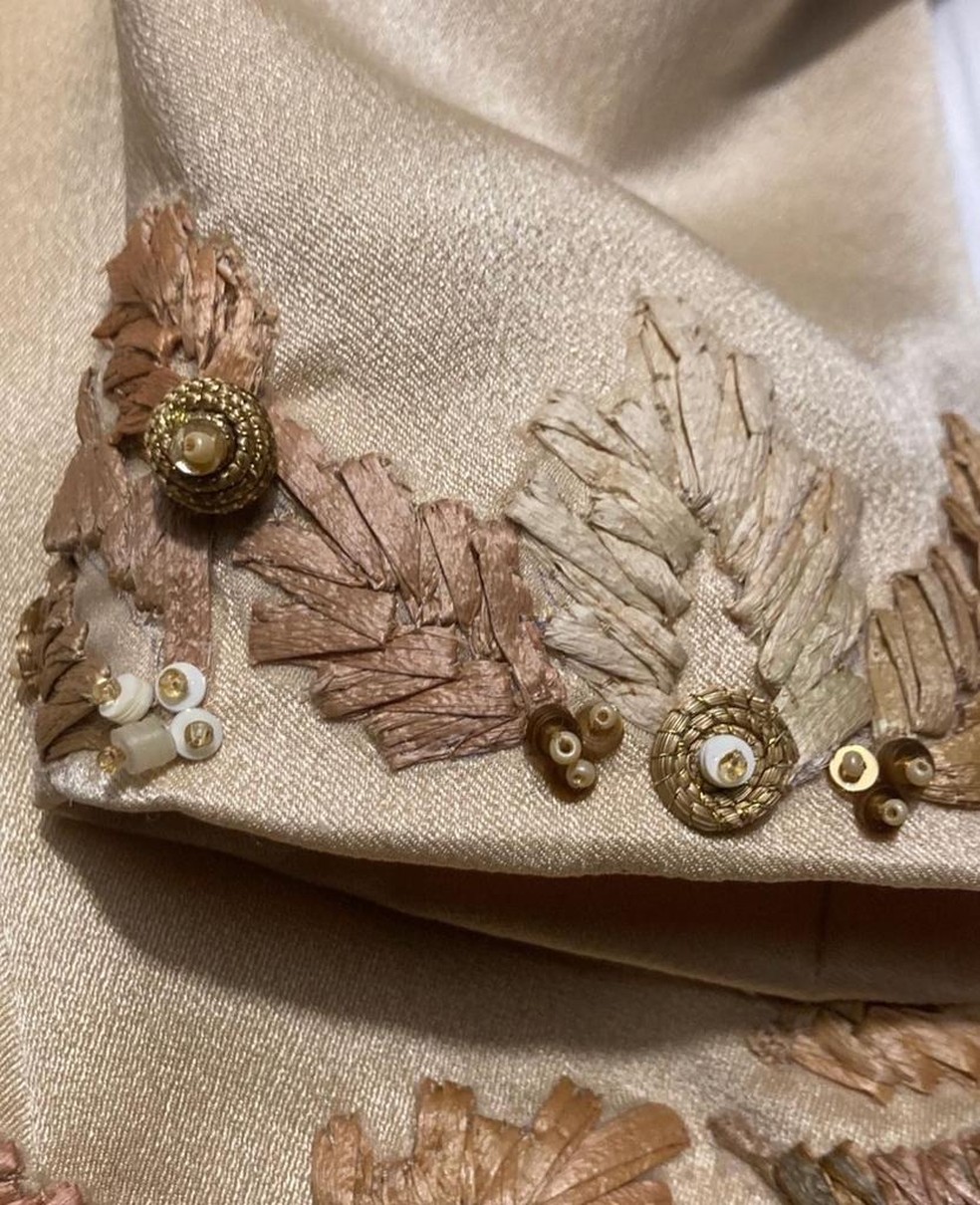 Detalhe do capim dourado na roupa de Janja — Foto: Divulgação/ Instagram @helorocha