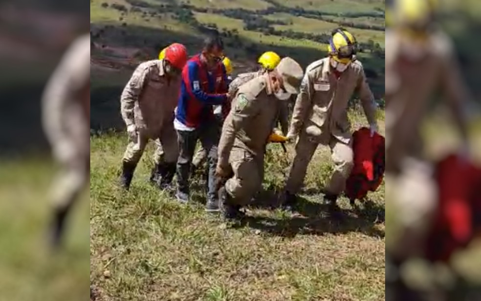Equipe de bombeiros resgata homem que caiu durante voo de parapente — Foto: Reprodução/Corpo de Bombeiros