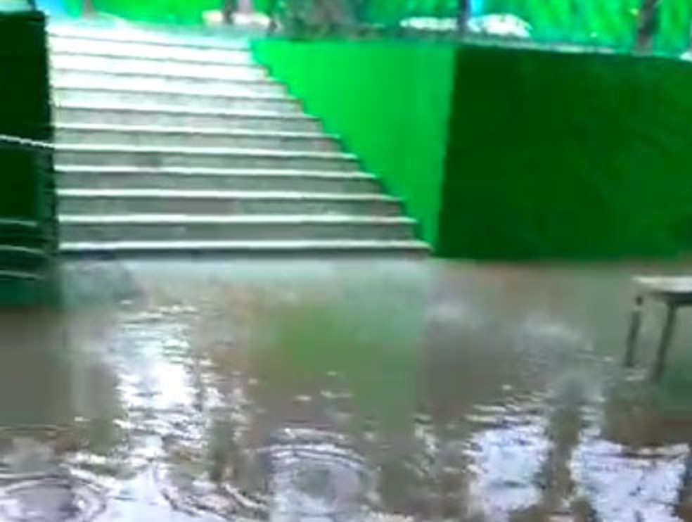 Situação ocorre durante chuvas que atingem Salvador desde quarta-feira (22).  — Foto: Redes Sociais