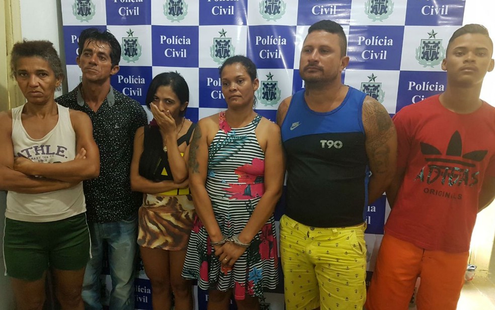 Seis suspeitos foram presos por suspeita de tr&aacute;fico de drogas na Bahia (Foto: Divulga&ccedil;&atilde;o/SSP)