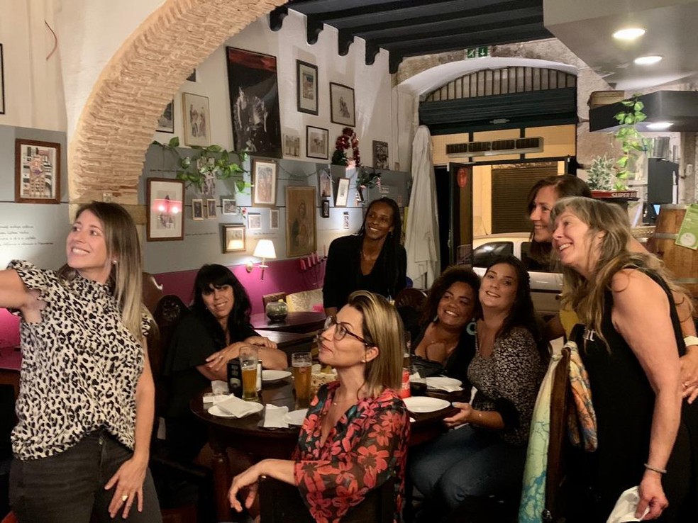Ângela com as amigas em um bar de Portugal  — Foto: Ângela Muniz/Arquivo Pessoal