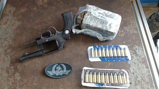 Arma, munições e droga foram encontradas no pé do muro da penitenciária (Foto: Divulgação/PM)