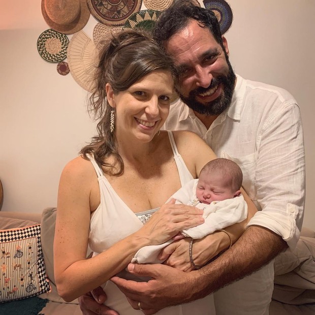 Georgiana Góes e João Portella com a filha, Flor (Foto: Reprodução/Instagram)