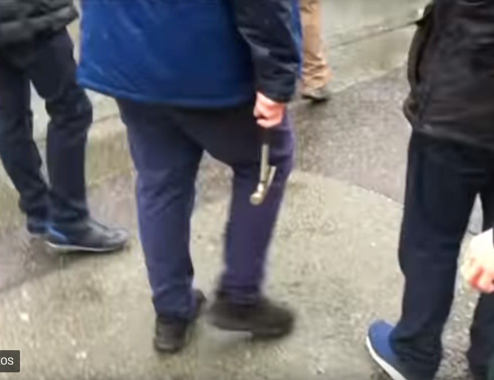 Flagra de um dos torcedores com um martelo na mÃ£o (Foto: ReproduÃ§Ã£o)