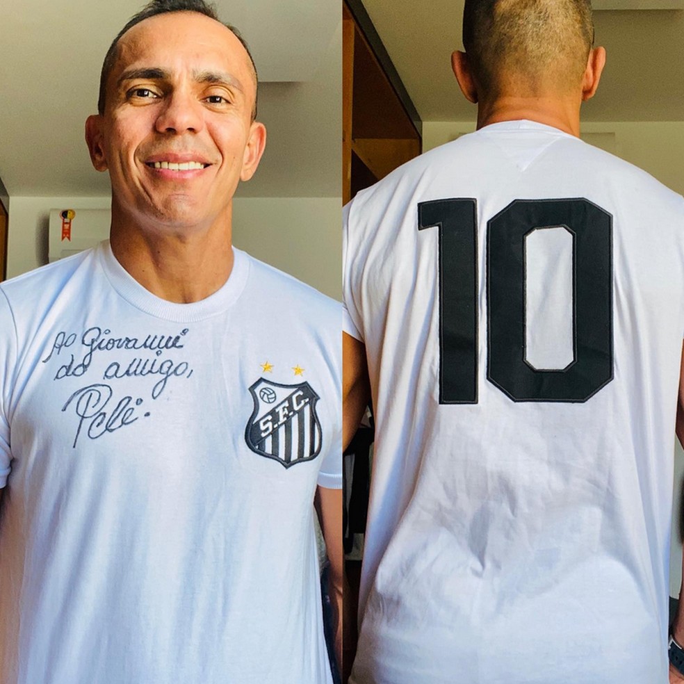 Giovanni com uma camisa autografada por Pel&eacute;, dada pelo pr&oacute;prio rei do futebol &mdash; Foto: Arquivo pessoal