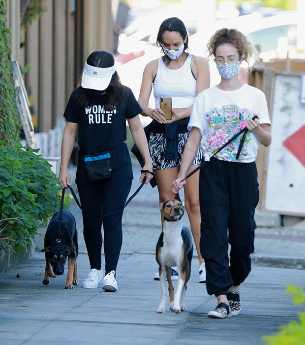 Laryssa Ayres e Maria Maya passeiam com os dogs (Foto: Dilson Silva/ AgNews)