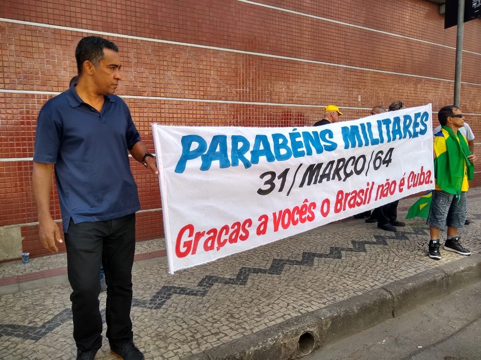 Faixa agradece militares por período no comando do país. — Foto: Larrisa Carvalho/TV Globo